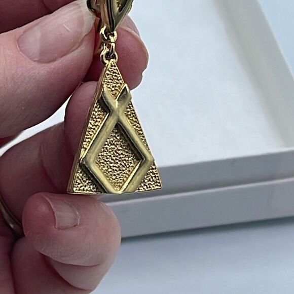 Vintage dangle clip style earrings gold colored triangle pattern. - Picture 5 of 7